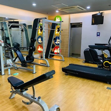 Two Palm Tree Villas Condominium - Studio 8Th Fl With Balcony - Across Terminal 3 Airport Pasay Ngoại thất bức ảnh