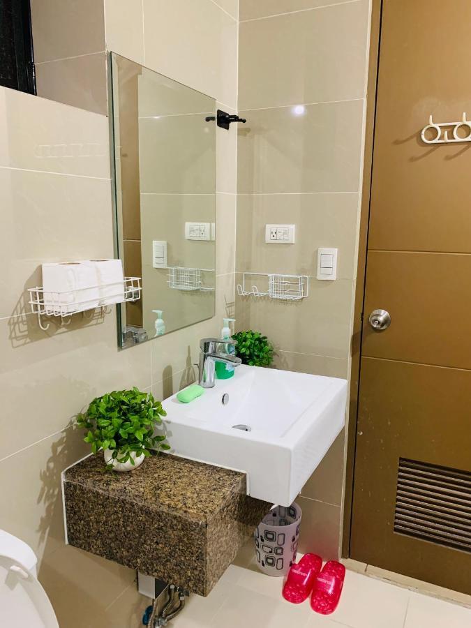 Two Palm Tree Villas Condominium - Studio 8Th Fl With Balcony - Across Terminal 3 Airport Pasay Ngoại thất bức ảnh