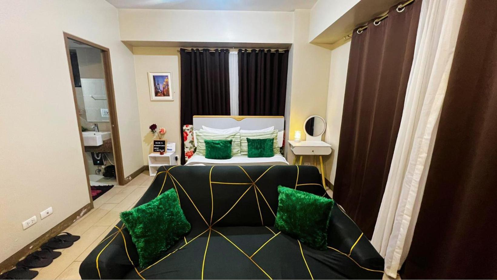Two Palm Tree Villas Condominium - Studio 8Th Fl With Balcony - Across Terminal 3 Airport Pasay Ngoại thất bức ảnh